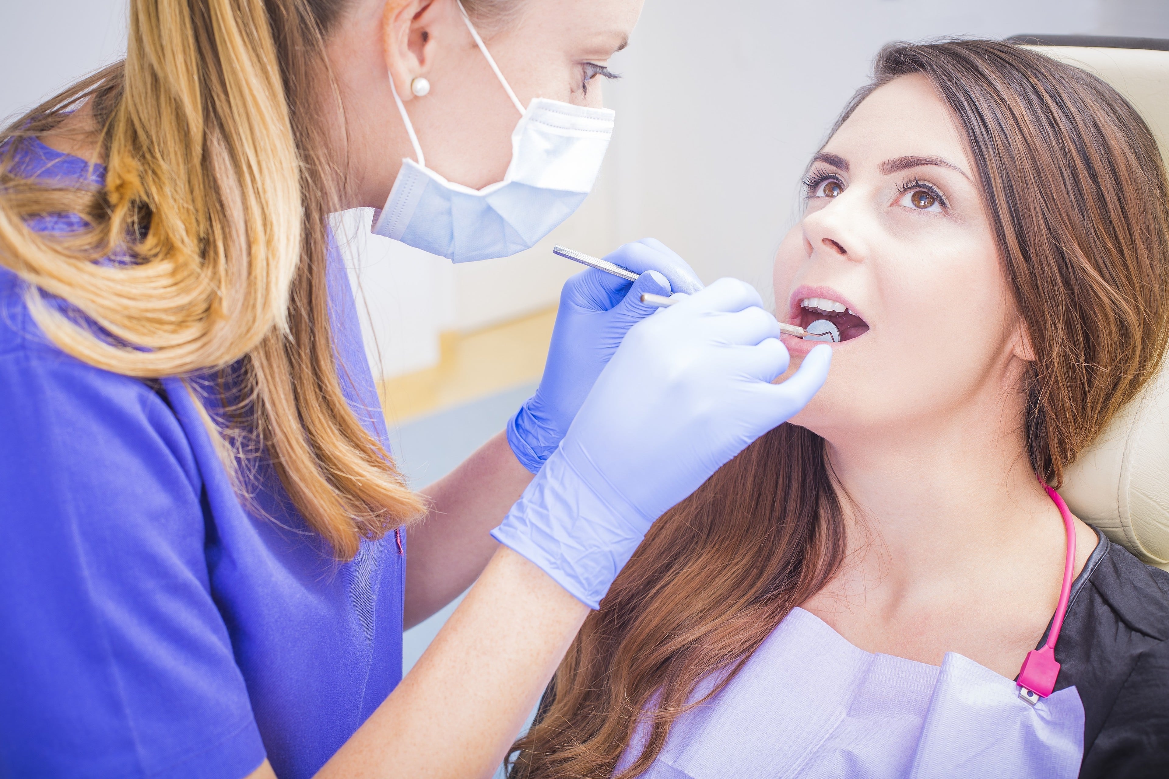 Привкус во рту при кашле. Обработка слизистой полости рта у пациентов. Прием у стоматолога. Стоматит стоматология.