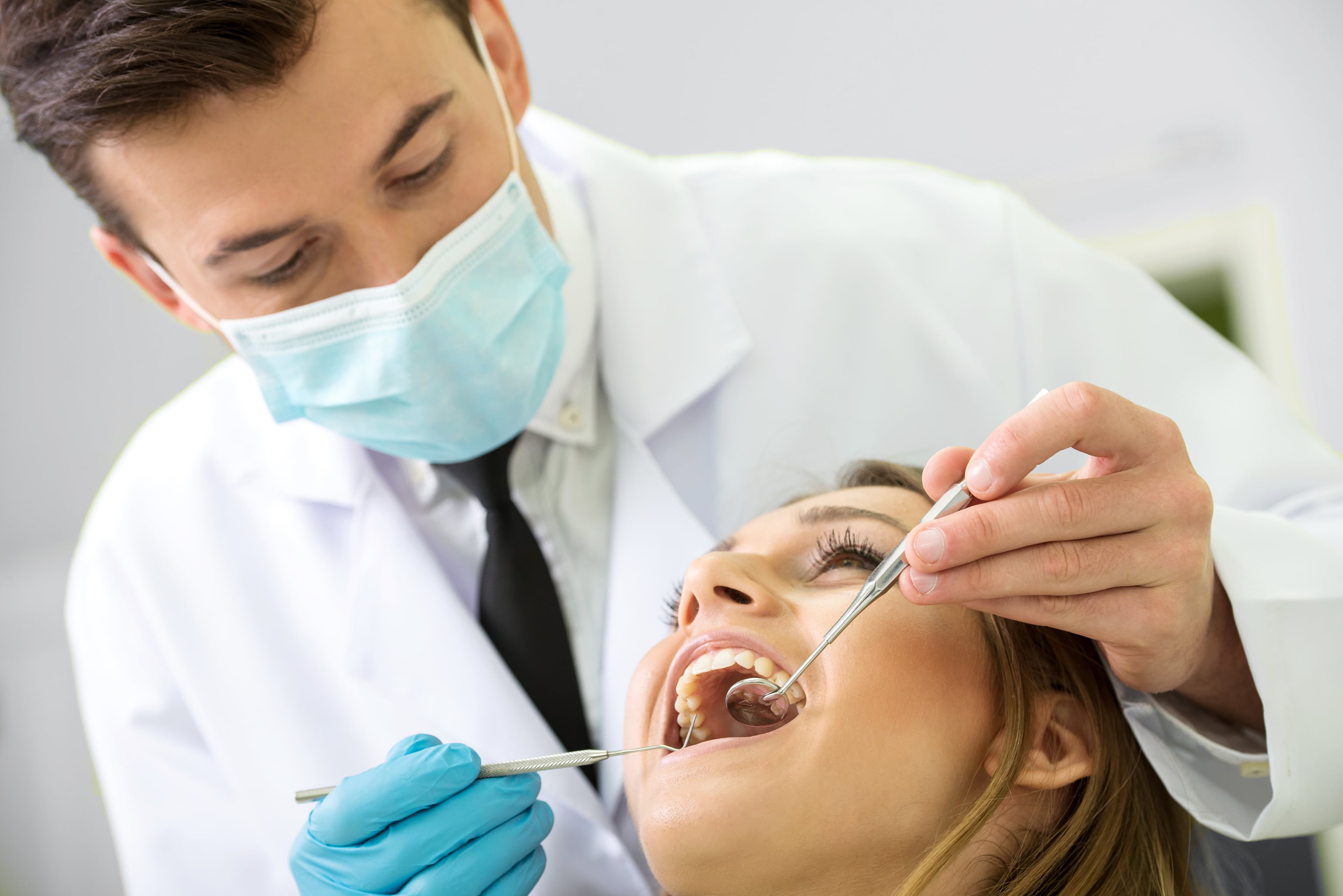 Посещение врача стоматолога. Стоматолог. Стоматолог ортопед. Обследование у стоматолога.
