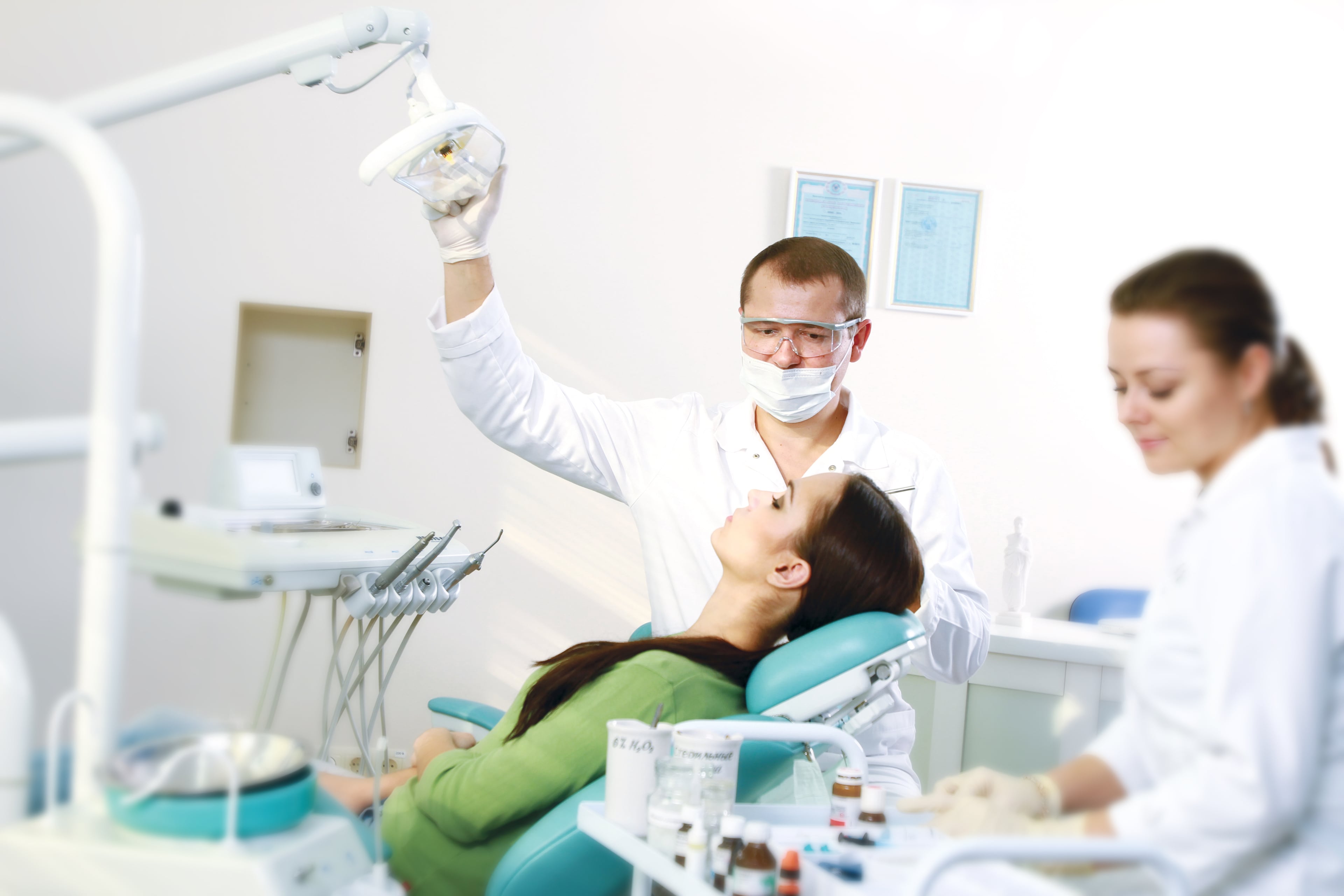Протезисты клиники. Прием у стоматолога. Стоматология услуги. Сайт стоматологии. Кабинет стоматолога с пациентом.