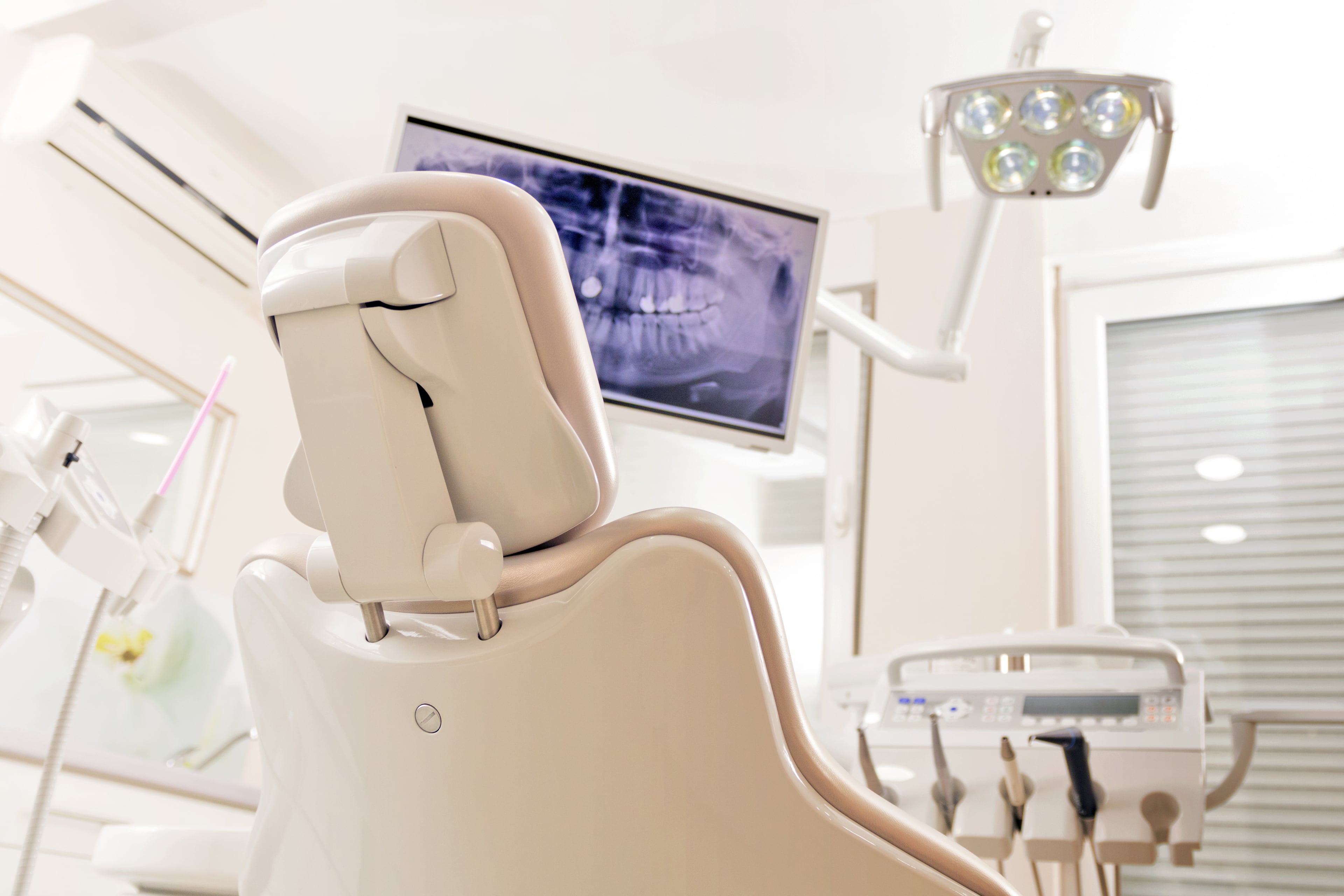 Бежевое стоматологическое кресло