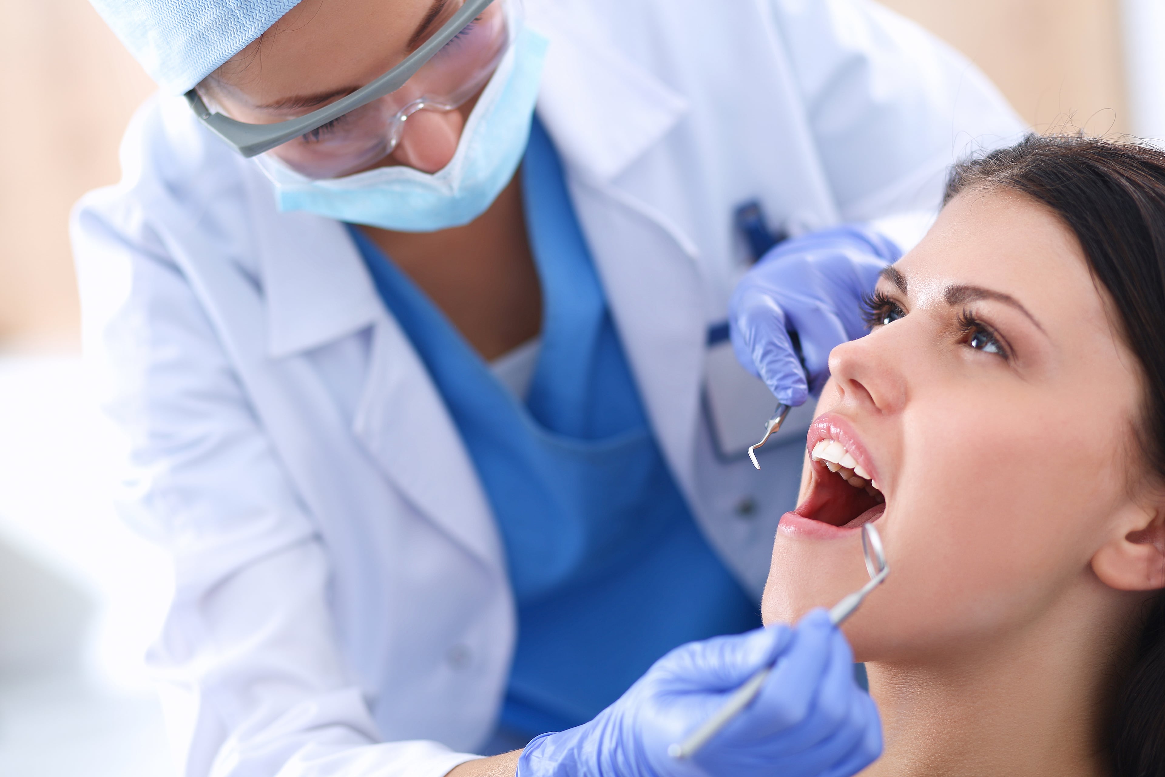 Врач лечащий кариес. Стоматолог. Регулярно посещайте стоматолога. Прием у стоматолога.