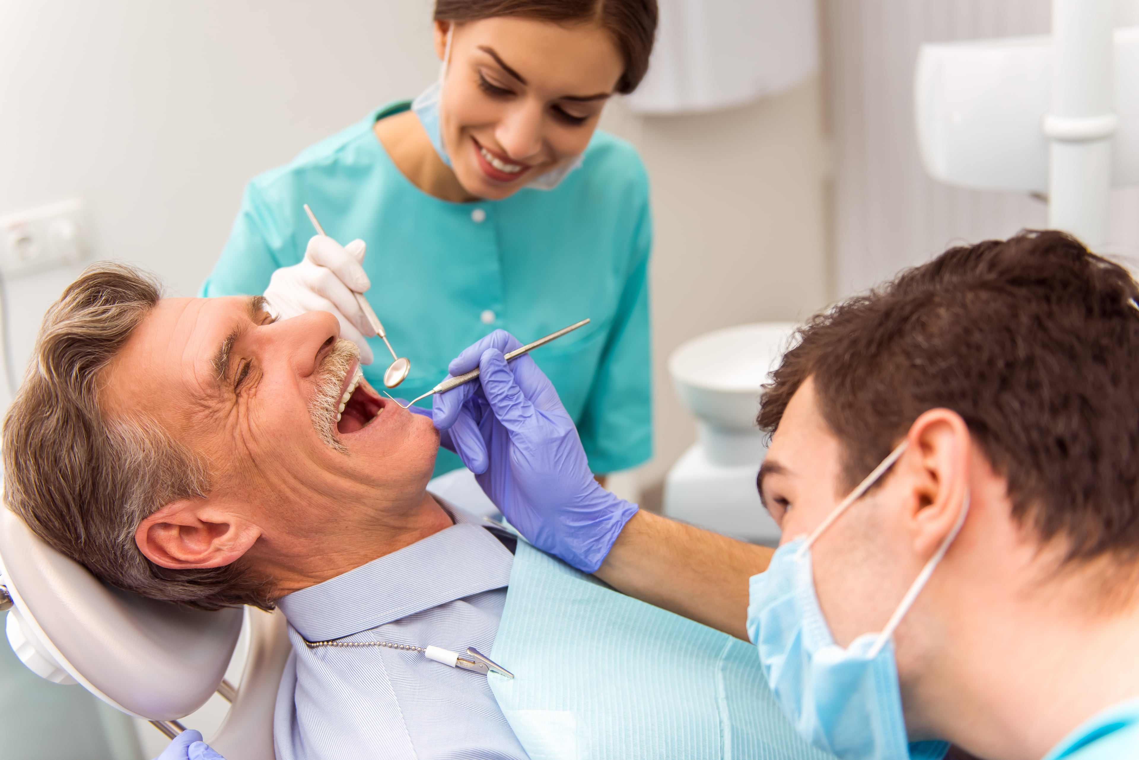 Врач который ставит зубы. Молодые стоматологи. Стоматолог и пациент. Счастливый пациент стоматолога. Стоматолог имплантация.