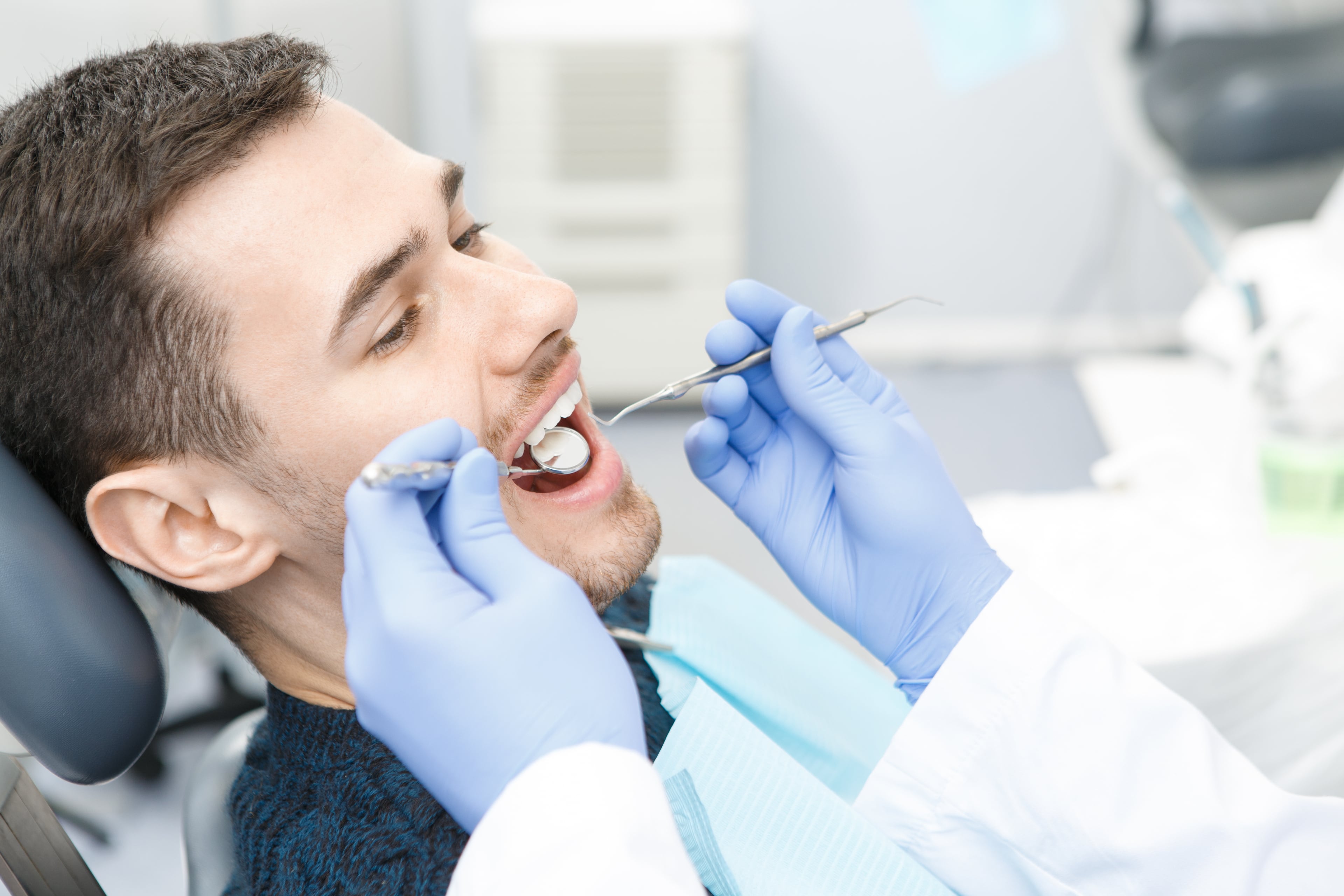 Можно вылечить зубы разом. Зубы стоматология. Терапевтическая стоматология зубов. Стоматолог мужчина.