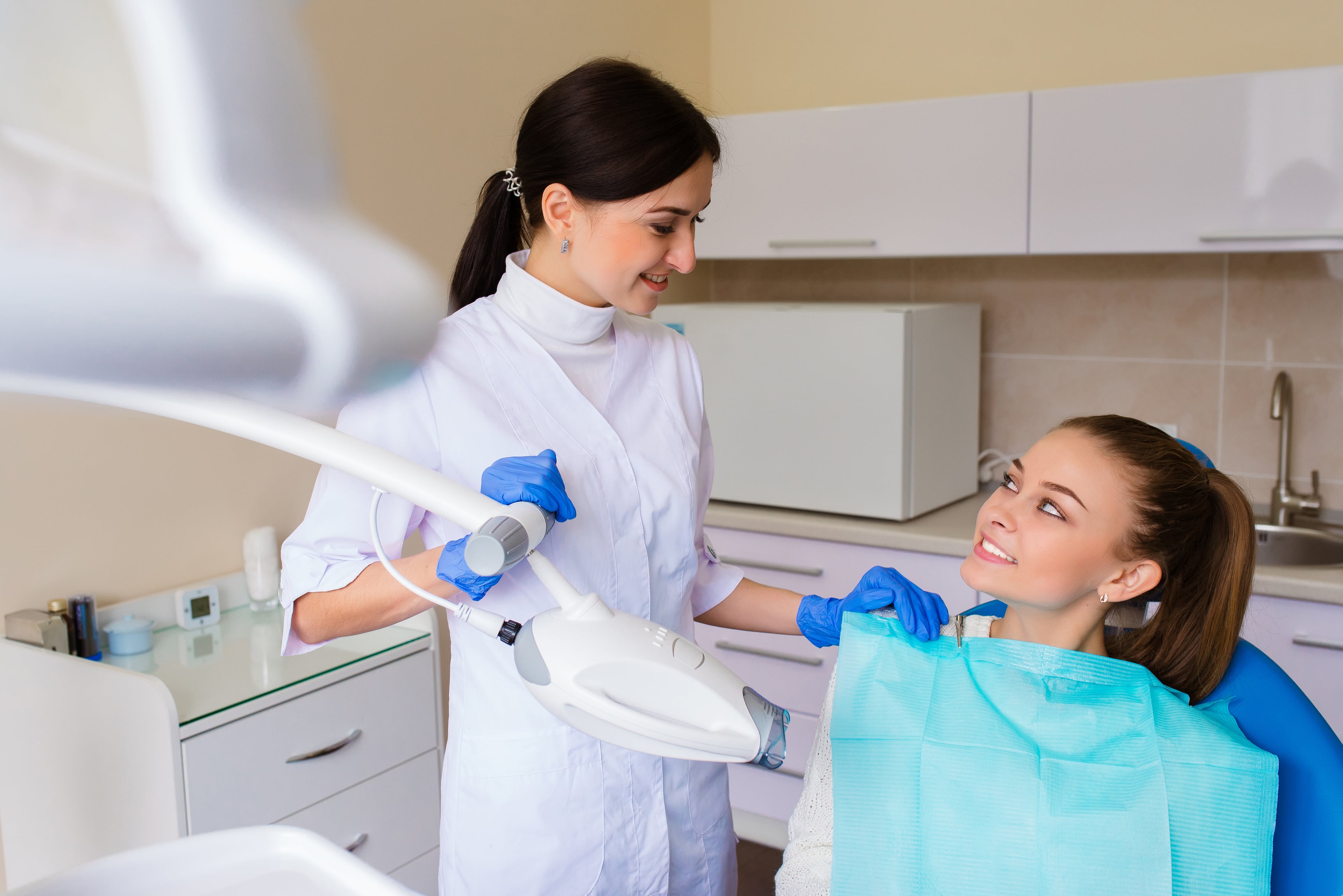 Гастроскопии можно чистить зубы. Кондиционер тканей стоматологический. Живые зубы стоматолог депульпировал. Девушка ОТБЕЛИЛА зубы.