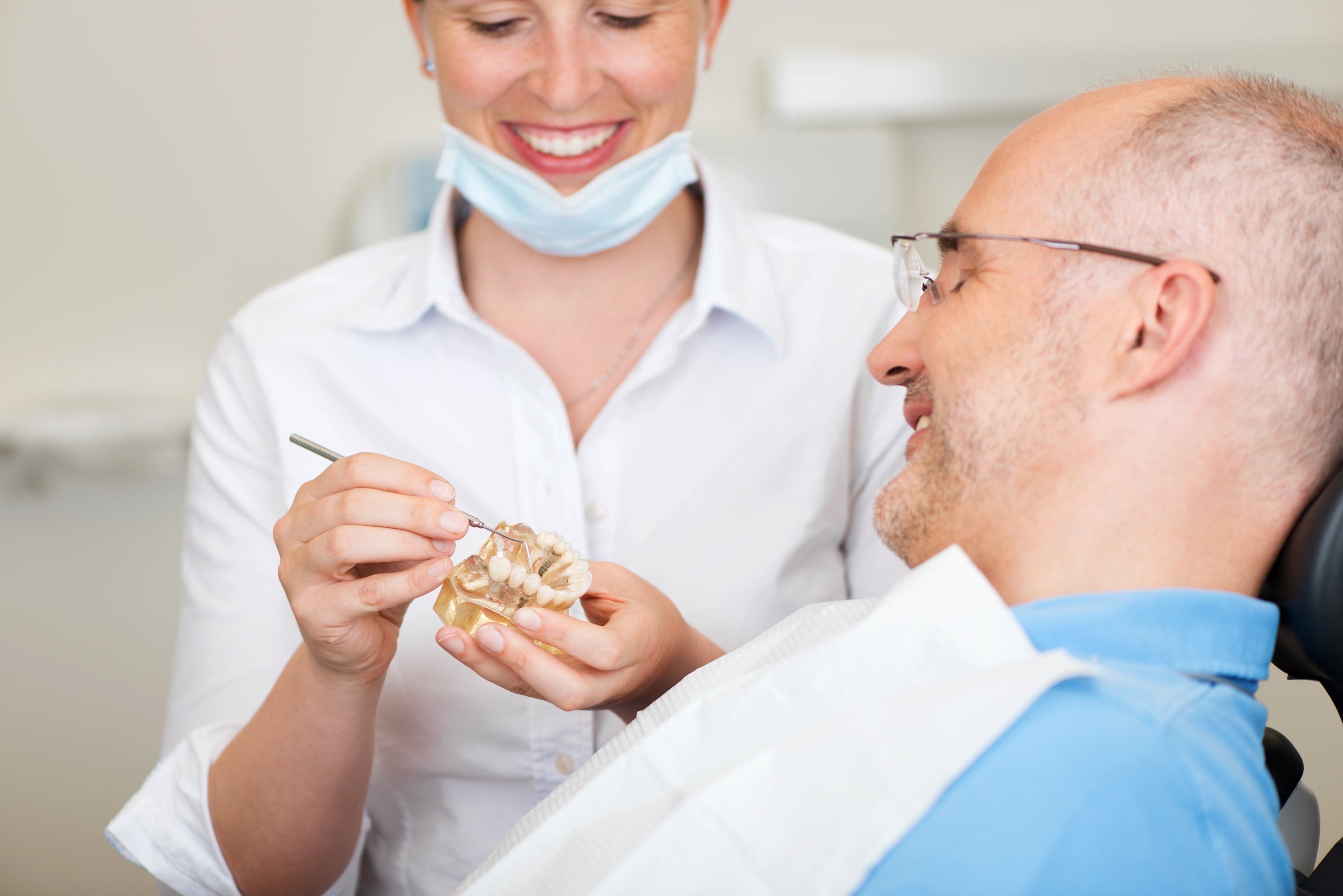 Врач занимающийся протезированием. Стоматолог и пациент. Стоматология протезирование зубов. Зубы пациент и стоматолог.