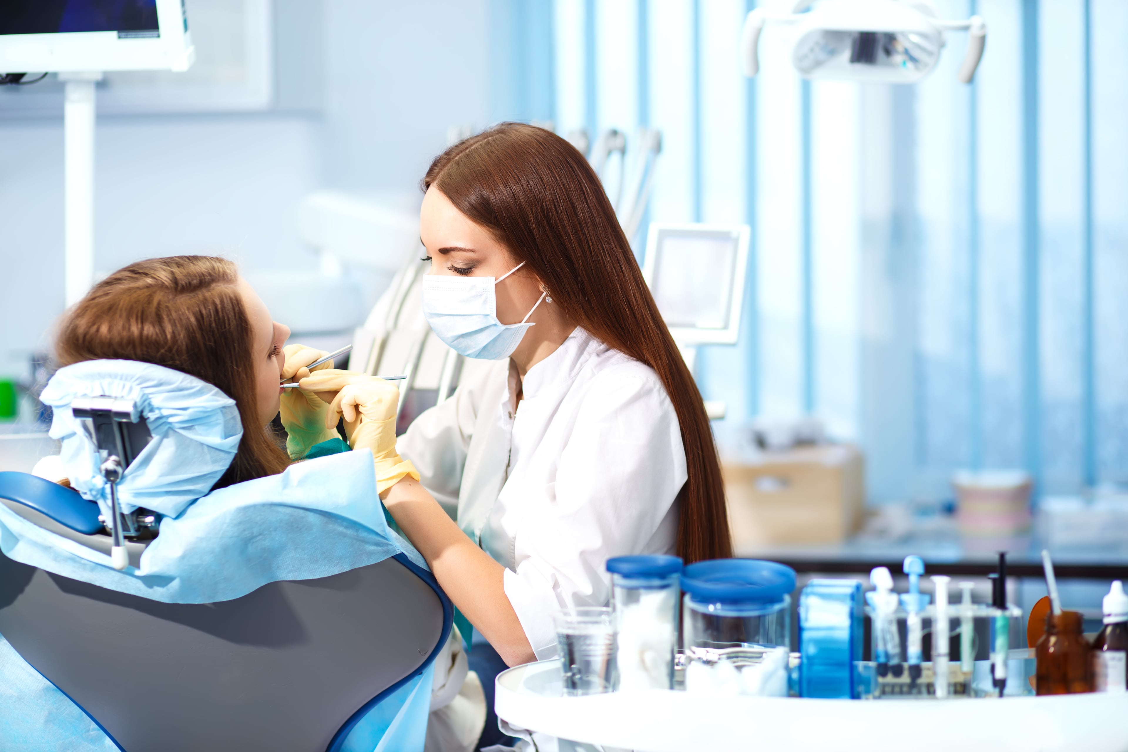 Dentist. Девушка стоматолог. Красивая девушка стоматолог. Медицина стоматология.